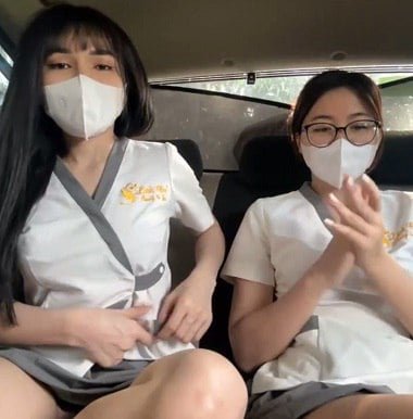 Đôi bạn trẻ tự sướng khiến anh lái xe không thể rời mắt